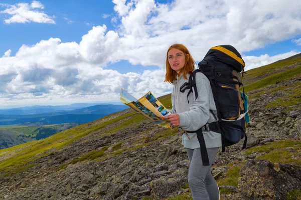 Chica Pelirroja Turista Hace Una Ruta Mapa Sus Manos Con — Foto de Stock