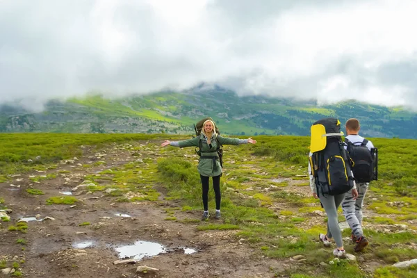 Chica Turista Rubia Con Una Mochila Pie Montaña Descansando Sonriendo — Foto de Stock