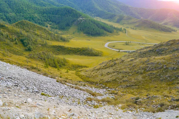 Paisaje Cresta Cubierto Árboles Verdes Piedras Ver Valle Inundado Luz —  Fotos de Stock