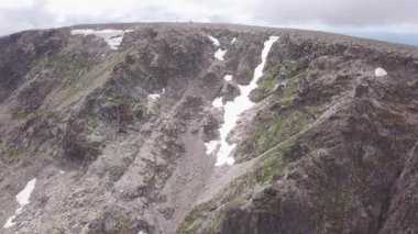 Bir sürü taş ve yaz aylarında büyük taşkın düşük gri bulutlar ile altay dağlarında bir kar buzul Dağı havadan görünümü