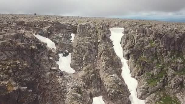 Vista Aérea Montanha Com Monte Pedras Uma Geleira Neve Verão — Vídeo de Stock