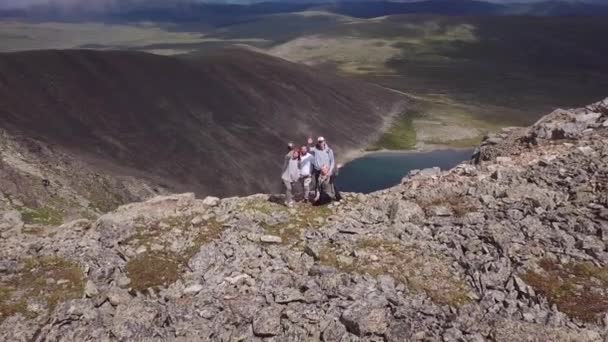 Cuatro Turistas Subieron Cima Una Alta Montaña Rocosa Para Filmar — Vídeo de stock