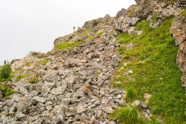 bir dağ tepe vadi peyzaj ışık ile sular altında ve taze yaz günü mavi gökyüzünün altında moss yeşil sarı ve kahverengi, rock alanı, farklı şekiller büyük taşlarla kaplı