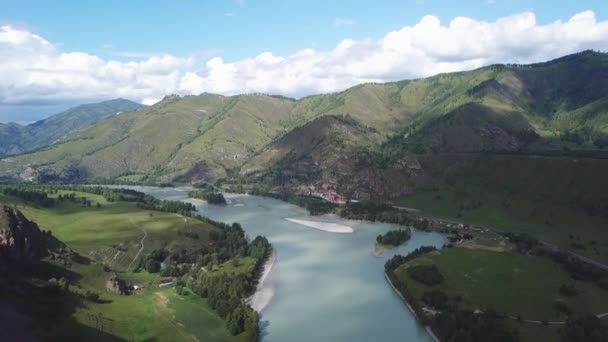 Flygfoto Över Floden Turkos Katun Bland Träd Och Ängar Bergen — Stockvideo