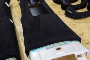 Siyah akar ve aksesuar ve araçların iç ile çalışmak için siyah yumuşak malzeme bir tabloda Atölye ile canlandırıcı için araba ses hoparlörleri ile tavan kolları kaldırıldı