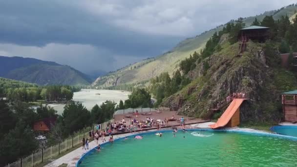 Una Vista Desde Aire Volando Sobre Piscina Con Tobogán Agua — Vídeos de Stock