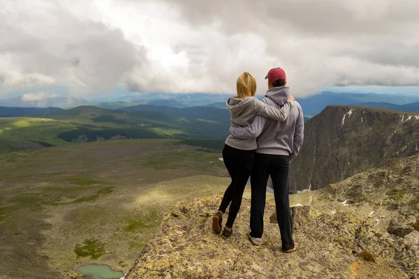 Una Pareja Amorosa Está Pie Montaña Abrazándose Contra Fondo Valle — Foto de Stock