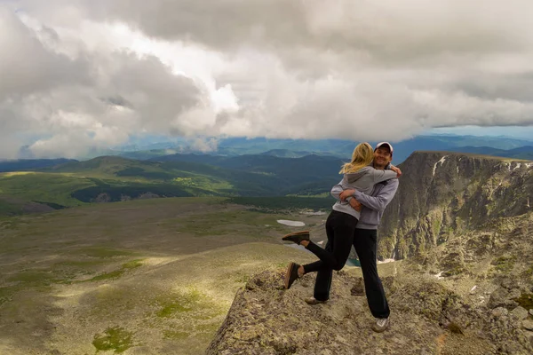 Una Pareja Amorosa Está Pie Montaña Abrazándose Contra Fondo Valle — Foto de Stock