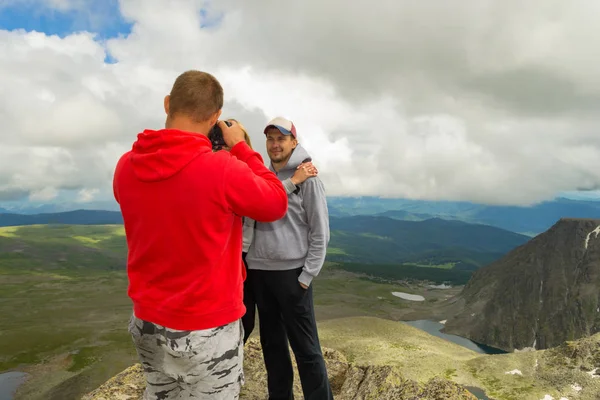 Una Pareja Amorosa Está Pie Montaña Besándose Delante Del Fotógrafo — Foto de Stock