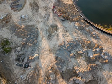 Üç havadan görünümü çok renkli dökümü ipucu kamyonlar, bir yere bir inşaat sahasında boşaltma toprak dökülen kum höyükler, çok sayıda çevresinde bir taş ocağı dışarı döktü bir taş ocağı üzerinden