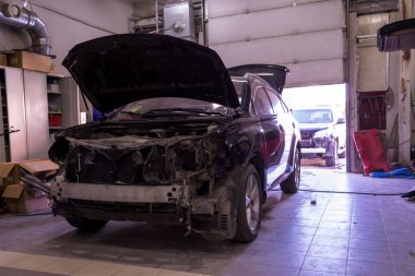 İki kırık araba vücut onarım atölye ile ekipman ve araçları bir kaza sonuçlarını ortadan kaldırmak için ciddi bir kaza sonrasında sırada üzerinde