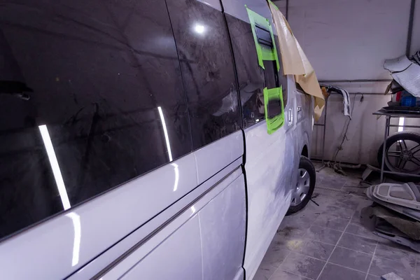 Przygotowanie Malowania Srebrny Autobus Sklepie Naprawy Ciała Osobnym Oknie Serwisowym — Zdjęcie stockowe