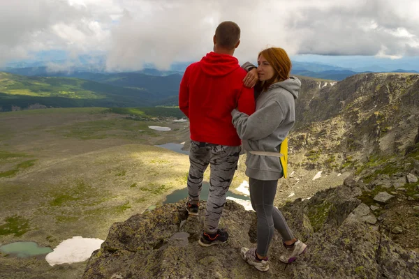 Una Pareja Amorosa Está Pie Montaña Abrazándose Contra Fondo Valle — Foto de Stock