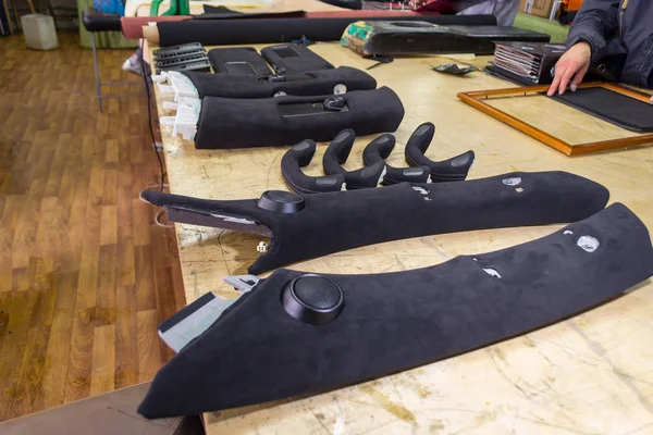 Siyah akar ve aksesuar ve araçların iç ile çalışmak için siyah yumuşak malzeme bir tabloda Atölye ile canlandırıcı için araba ses hoparlörleri ile tavan kolları kaldırıldı