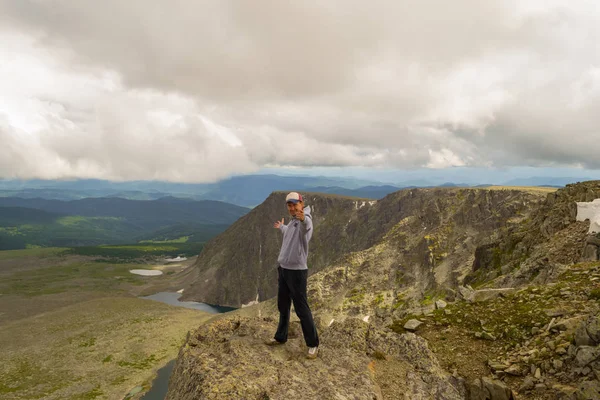 Tipo Con Una Sudadera Gris Con Una Gorra Está Pie — Foto de Stock