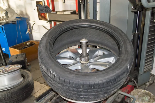 Rueda Coche Tomada Del Disco Para Realizar Montaje Montaje Neumáticos — Foto de Stock