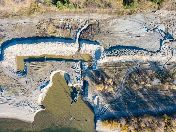 水に浮かんでいる秋の海岸線の形成に関する作業掘削機と川のほとりに建設現場の空撮をオフ日 — ストック写真