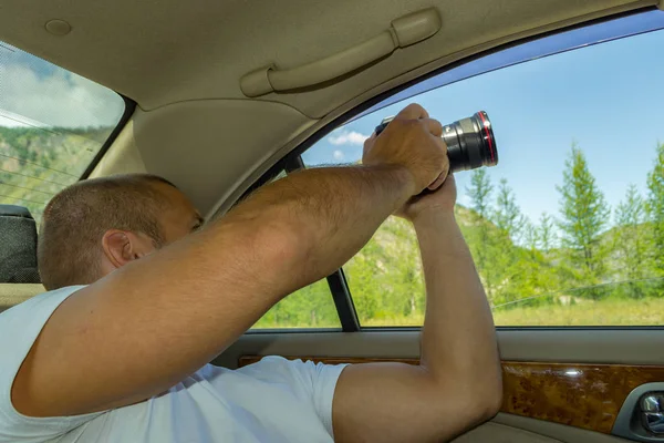 Guy Photographer Travels Altai Holding His Hands Camera Takes Shot — Stock Photo, Image