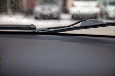 Araba cam gün boyunca kar ve yağmur sırasında erimiş kar kaldırmak silecekler için pencereden arabadaki görüntüleyin