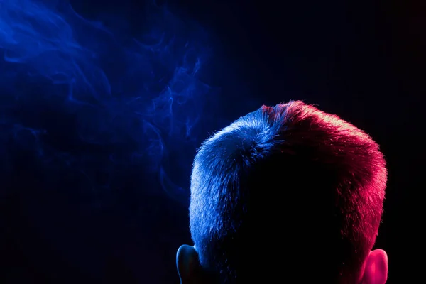 Une Vue Dos Sur Tête Homme Chemise Fumant Singe Expirant — Photo