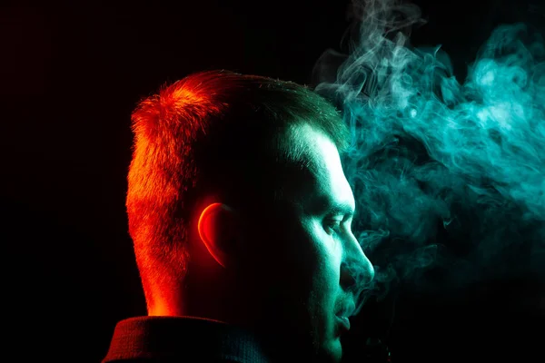 Une Vue Arrière Homme Tête Autour Dans Une Chemise Fumant — Photo