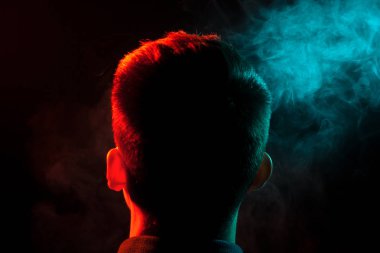 Sigara içenler kafasının arkasına görünümünden zarar yüzünü insan sağlığı için yetiştirme yeşil duman dışarı ve kırmızı vurgulanır.