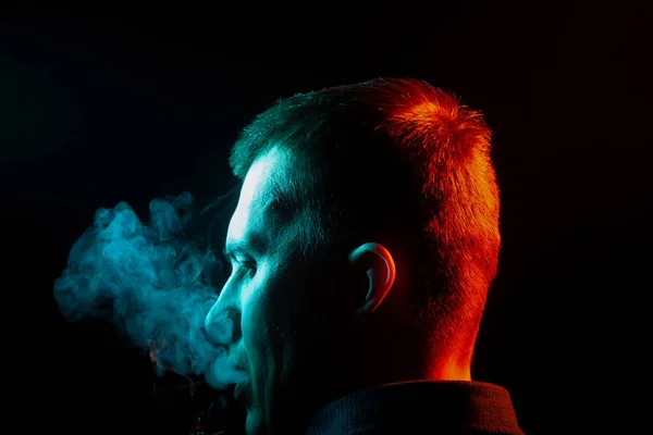 Hátsó Nézet Egy Mans Feje Körül Egy Inget Cigarettázott Kilégzés — Stock Fotó