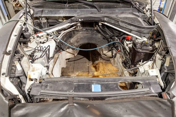 汽车维修在后部的 Suv 与发动机舱的看法与发动机被拆除和变速箱从故障和事故恢复 — 图库照片