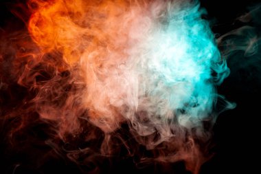 Turuncu, beyaz ve mavi dalgalı duman bir siyah arka plan zemin izole. Vape Buhar soyut desen.