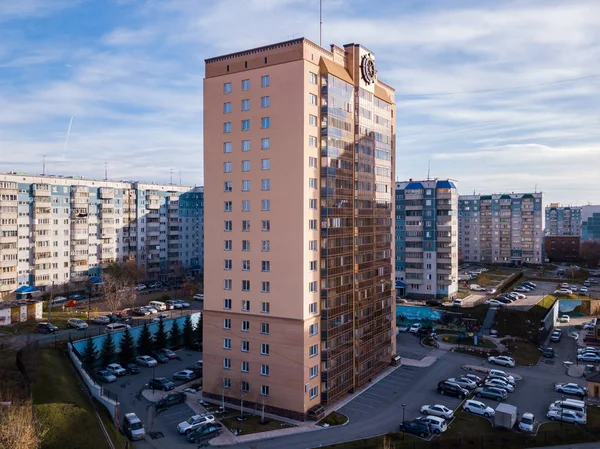 Grande Maison Luxe Moderne Couleur Dorée Avec Volant Sur Toit — Photo