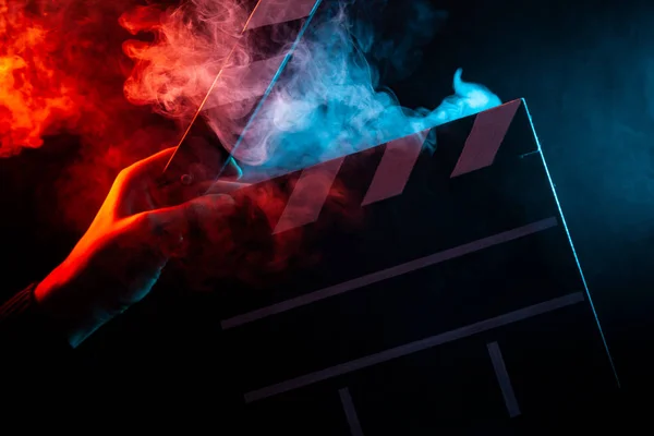 Close Aplauso Aberto Mão Antes Começar Filmar Filme Com Fumaça — Fotografia de Stock