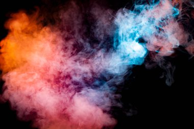 Mavi bir arka plan, kırmızı ve turuncu dalgalı duman bir hayaletin kafa şekli veya mistik görünümü bir siyah bir adam yere izole. Vape Buhar parlak soyut desen.