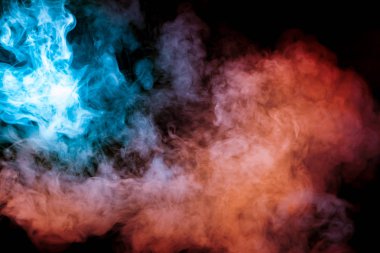 Mavi bir arka plan, kırmızı ve yeşil dalgalı duman bir hayaletin kafa şekli veya mistik görünümü bir siyah bir adam yere izole. Vape Buhar parlak soyut desen.