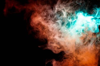 Mavi bir arka plan, kırmızı ve yeşil dalgalı duman bir hayaletin kafa şekli veya mistik görünümü bir siyah bir adam yere izole. Vape Buhar parlak soyut desen.