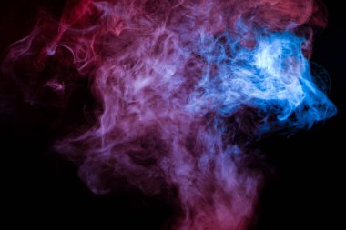 Mavi bir arka plan, kırmızı ve mor dalgalı duman bir hayaletin kafa şekli veya mistik görünümü bir siyah bir adam yere izole. Vape Buhar parlak soyut desen.