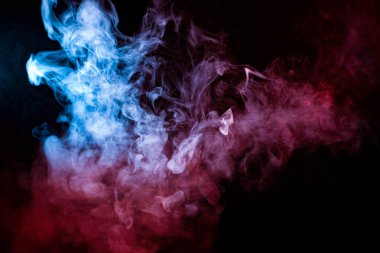 Mavi bir arka plan, kırmızı ve mor dalgalı duman bir hayaletin kafa şekli veya mistik görünümü bir siyah bir adam yere izole. Vape Buhar parlak soyut desen.