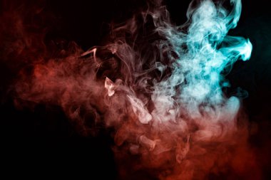 Mavi bir arka plan, kırmızı ve yeşil dalgalı duman bir hayaletin kafa şekli veya mistik görünümü bir siyah bir adam yere izole. Vape Buhar parlak soyut desen.