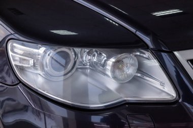 Novosibirsk, Rusya - 08.01.2018: Siyah Volkswagen Touareg 2008 yayın motor 6 litrelik W12, servis merkezi otopark araba Far görünümü.