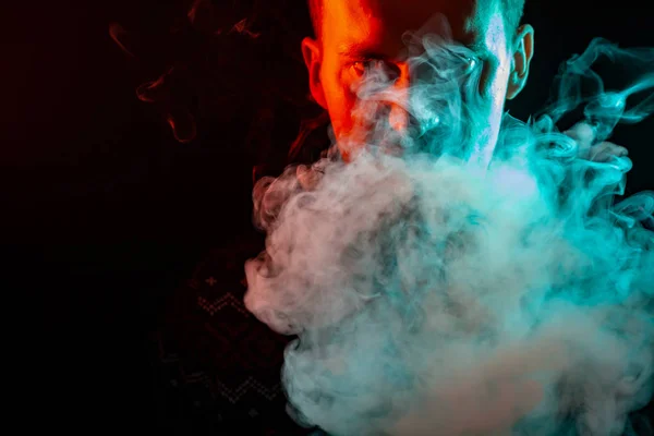 Visage Coloré Sérieux Homme Aux Yeux Expressifs Une Bouffée Fumée — Photo
