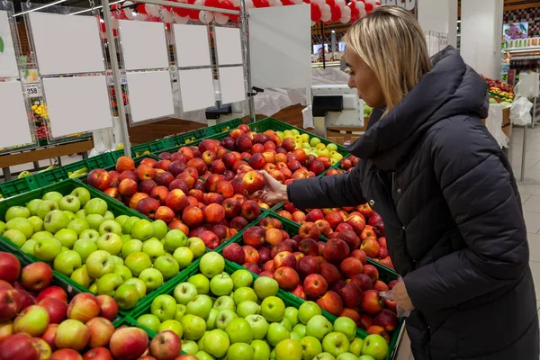 Uma Mulher Loira Supermercado Compra Maçãs Das Fileiras Lindamente Dispostas — Fotografia de Stock