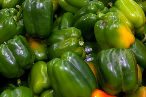 側面に黄色の斑点と熟した カラフルなブルガリアのピーマンは野菜市場のカウンターに小さな杭にレイアウトされます ベジタリアンの壁紙の背景 — ストック写真