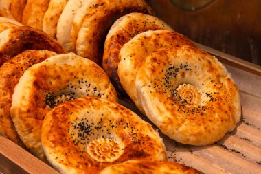 Close-up tandyr ekmek kek fırından yeni çıkmış appetizingly fırın bölümünde bir alışveriş merkezinin üstünde belgili tanımlık sayaç bile satırlardaki ortaya koydu. Depodaki doğal ürünler.