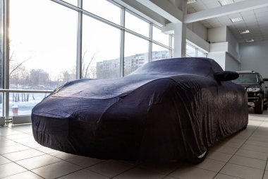 Spor araba motor gösterisinde dikkatle kış depolama için hazırlanan bir mavi özel kumaş, özel yapım, vücudun tüm parçaları için gayet uygun yapılmış profesyonel bir kapak ile kaplı.