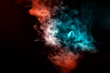 Bir ayağı olarak zirveye yükselen duman, yarı saydam bir model siyah bir arka plan mavi, gri ve kırmızı renklerde ışık tarafından aydınlatılmış, buharlaştırma, girdaplar, büküm ekshale vape.