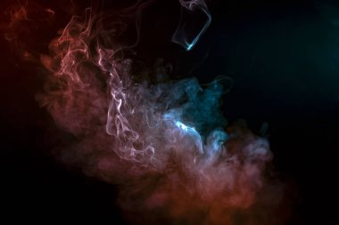 Alanı desen, yumuşak dalgalar yayan vape, duman, buharlaşan mor, pembe, mavi renk siyah bir arka plan ile parladı.