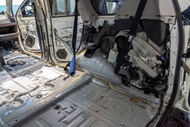 Taksi Suv arabanın içinde yan arka unsuru sökülmüş trim, yedek ve kurulum gürültü yalıtım araçlar ayarlamak için otomatik hizmet için hazır.