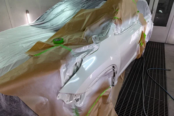 Картина Позашляховика Білого Автомобіля Майстерні Ремонту Кузова Автомобіль Покритий Папером — стокове фото