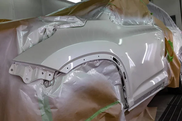 Картина Позашляховика Білого Автомобіля Майстерні Ремонту Кузова Автомобіль Покритий Папером — стокове фото