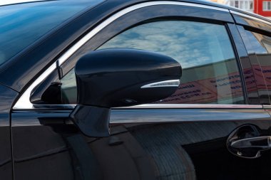 Araba vücut siyah sedan sokakta karda otopark aynası Close-up.