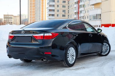 Novosibirsk, Rusya Federasyonu - 12.06.2018: Lüks araba Japon sigorta primi sedan siyah Lexus es 250 maruz sokakta bir araba bayilik Satılık maruz şehir arka plan üzerinde park yerinde karda.